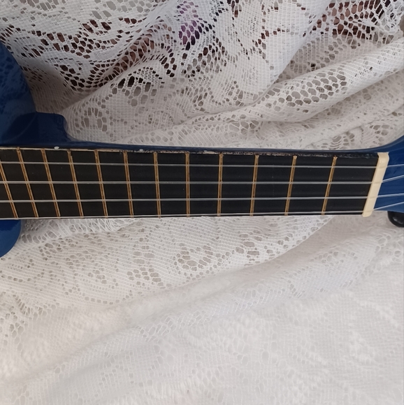 MAHALO UKULELE NO. U-30BU BLUE WITH MATCHING BLUE CARRYING BAG - Picture 4 of 15